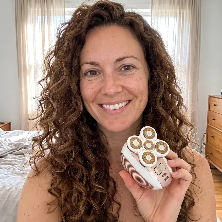 Tanya holding her Coilé shaver